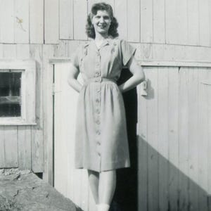 Instantané vintage - « Happy Farm Living » - Jolie femme debout à l'extérieur d'une grange - 116