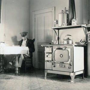 BELLISSIMA fotografia d'epoca del 1941 - "Prima che inizi il suo mattino" - Uomo seduto al tavolo della cucina, STUPENDA stufa, sala Vernacular Americana