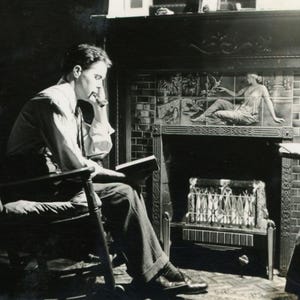 Vintage interieurfoto van een huis - "Lezen van Midnight Chapters" - Man leest boek bij sierlijke open haard - 98