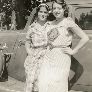 Foto Vintage - "Irmãs são as melhores amigas" - Duas mulheres posam ao lado de um carro - 110