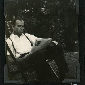 Photo vintage, toujours collée sur du papier de l'album - « Newspaper Tony » - Homme assis sur une chaise, lisant du papier - 142