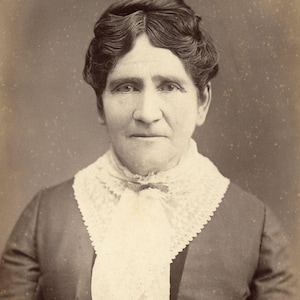 Fotografía antigua de gabinete - "La abuela más dulce del mundo": Mujer mirando a la cámara con ojos anhelantes, Gardiner, Maine