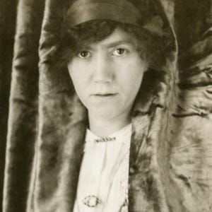 Antikt RPPC-vykort med riktiga foton - "Bakom ridån" - Dramatisk pose, kvinna som slår ögonen - 181