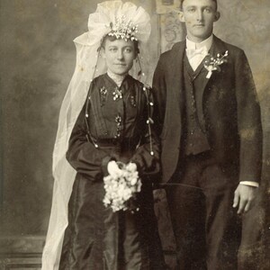 Fotografía antigua de gabinete del siglo XIX: "Velo de la Felicidad". Hermosa foto de novios en una boda victoriana.