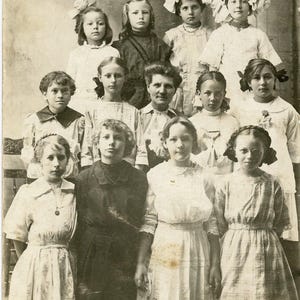 Stara pocztówka RPPC z prawdziwym zdjęciem – „Klasa uczennic” – 137