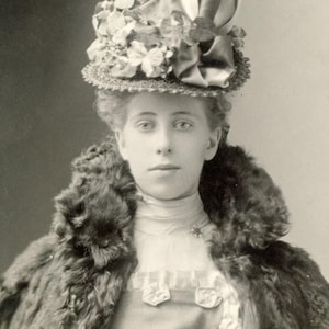 BEAUTIFUL Antique Mounted Photo Photograph - &quot;Socialite from Rockford&quot; - Stunning Lady Woman, Wearing High Fashion Hat Fur