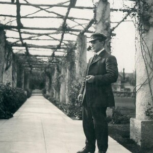Antike Fotografie - &quot;Warten auf die Liebe seines Lebens&quot; - Mann allein im Gartenraum - 103