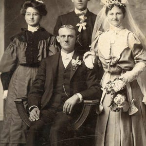 Fotografía antigua montada del siglo XIX: "Casados en una familia seria" - Hermosa foto de novios en una boda victoriana