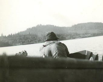 Vintage fotomomentopname - "Mysterious Fisherman" - man verborgen gezicht, bootkano - 23
