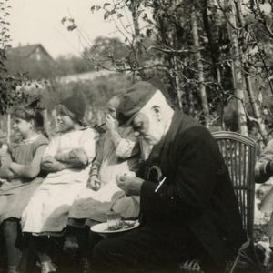 Antike Fotografie - &quot;Beschäftigter Großvater&quot; - Älterer Mann mit Bart, von Kindern abgelenkt, in Gedanken verloren - 181