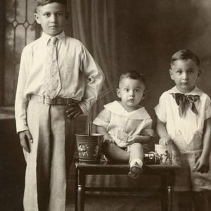 Vintage RPPC Real Photo Postkarte - "Three Brothers Studio" - Familien Gruppenbild - 137