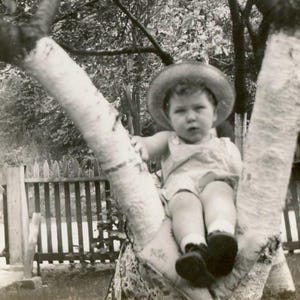 Vintage 1939 Photo - « Won't Somebody Get Me Down » - Mère ou grand-mère cachée derrière son bébé, grimper aux arbres, note manuscrite - 110