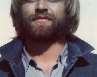 Fotografía vintage a color, año 1973 - "Luciendo su barba de montaña" - Hombre con camisa y chaqueta vaquera - 102