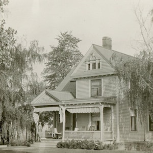 SUPERBE carte postale ancienne de 1925 RPPC - « Home Sweet Home » - belle résidence, mère et fils à l'avant, balançoires sous porche