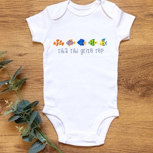 Riba Ribi Gries Rep Baby Strampelanzug | Lustiger serbischer Spruch | Süßer Fisch-Body | Balkan-Babyparty-Geschenk | Unisex Babykleidung