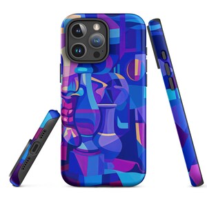 Puede incluir: Una funda de teléfono con un diseño abstracto geométrico en tonos azules, morados y amarillos. La funda presenta una naturaleza muerta estilizada con jarrones y otras formas. La funda se muestra desde múltiples ángulos.