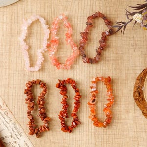 Pulsera de cristal natural, hecha a mano, con piedras preciosas curativas, ideal para equilibrar y lucir un estilo bohemio chic.