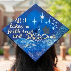 Copri-cappello di laurea ispirato a Trilli, Tutto ciò che serve è fede, fiducia e polvere di fata, Cappello di laurea dell'Isola che non c'è, Copri-cappello di laurea Disney
