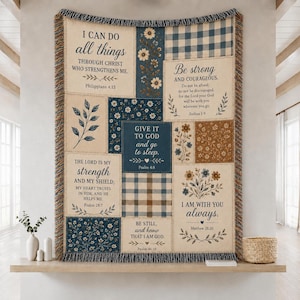 Manta personalizada com versículos bíblicos, patchwork inspirador com as Escrituras, Salmos, Jeremias, Lucas e Isaías.