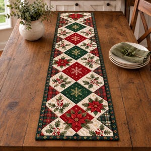 Caminho de mesa natalino acolchoado, patchwork de losangos com poinsétias, xadrez vermelho e verde com azevinho, decoração de mesa natalina estilo fazenda.