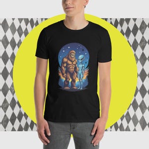 Bigfoot & Alien Grafik Tee: Lustiges Cryptid UFO Shirt