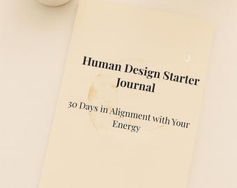 Op de afbeelding: Een crèmekleurig tijdschrift met de titel "Human Design Starter Journal" met de ondertitel "30 Days in Alignment with Your Energy". Links staat een witte koffiekop met zwarte koffie. Takjes met witte bloemen staan op de achtergrond.