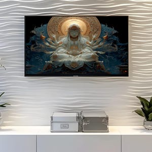Op de afbeelding: Een groot flatscreen-tv toont een gedetailleerde afbeelding van een veelarmige godheid in een meditatieve pose, tegen een donkere achtergrond. De godheid is afgebeeld in witte en gouden tinten. Onder de tv staan twee zilveren opbergdozen op een witte kast.