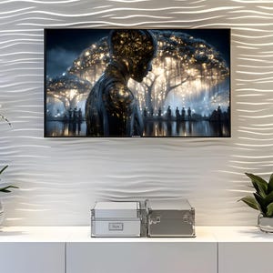 Op de afbeelding: Een grote flatscreen-televisie toont een digitaal kunstwerk van een figuur met een gloeiend hoofd en lichaam, tegen een achtergrond van een lichtgevende boom en figuren. De tv is gemonteerd op een witte, getextureerde muur. Daaronder staan twee decoratieve metalen dozen op een witte kast.