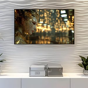 Könnte beinhalten: Ein Flachbildfernseher mit einer Frau in Gold, montiert an einer weißen Wand mit Wellenstruktur. Darunter stehen zwei silberne Aufbewahrungsboxen auf einem weißen Schrank, rechts eine Topfpflanze.