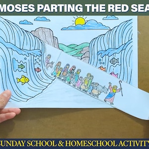 Può includere: Illustrazione disegnata a mano di Mosè che divide il Mar Rosso, con il testo "MOSES PARTING THE RED SEA" in alto. L'immagine include il testo "SUNDAY SCHOOL & HOMESCHOOL ACTIVITY" in basso. L'opera mostra persone che camminano attraverso il mare.