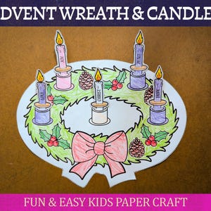 Könnte beinhalten: Ein Adventskranz aus Papier mit Kerzen. Der Kranz ist grün mit roten Beeren und Tannenzapfen. Die Kerzen sind lila und rosa, mit den Worten "Liebe", "Freude", "Frieden", "Hoffnung" und "Christus" darauf. Unten ist eine rosa Schleife. Der Text oben lautet "Adventskranz & Kerzen".