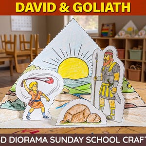Könnte beinhalten: Ein 3D-Diorama-Bastelset für die Sonntagsschule mit der Aufschrift DAVID & GOLIATH. Das Papierbastelset zeigt eine farbige Landschaft mit gelber Sonne, eine David-Figur mit Schleuder, eine Goliath-Figur mit Speer und zwei braune Felsen.