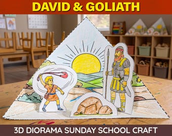 Könnte beinhalten: Ein 3D-Diorama-Bastelset für die Sonntagsschule mit der Aufschrift DAVID & GOLIATH. Das Papierbastelset zeigt eine farbige Landschaft mit gelber Sonne, eine David-Figur mit Schleuder, eine Goliath-Figur mit Speer und zwei braune Felsen.