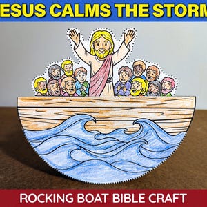 Puede incluir: Una manualidad de papel que representa a Jesús calmando la tormenta, con un barco mecedora semicircular con olas azules y un casco de madera. Sobre el barco, un recorte muestra a Jesús con los brazos levantados, rodeado de personas.