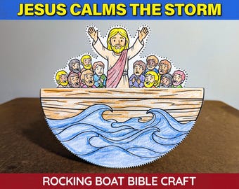 Könnte beinhalten: Ein Papierbastelprojekt, das Jesus darstellt, wie er den Sturm stillt. Es zeigt ein halbkreisförmiges Schaukelboot mit blauen Wellen und einem hölzernen Rumpf. Darüber ist Jesus mit erhobenen Armen zu sehen, umgeben von einer Gruppe Menschen.