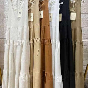 Mouwloze witte gelaagde maxi-jurk