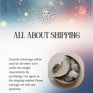 Pu&ograve; includere: Immagine con il testo "ALL ABOUT SHIPPING" e un'illustrazione del sole. Un piatto a forma di mezzaluna contiene cristalli. Lo sfondo ha una sfumatura di blu, rosa e viola con glitter dorati.