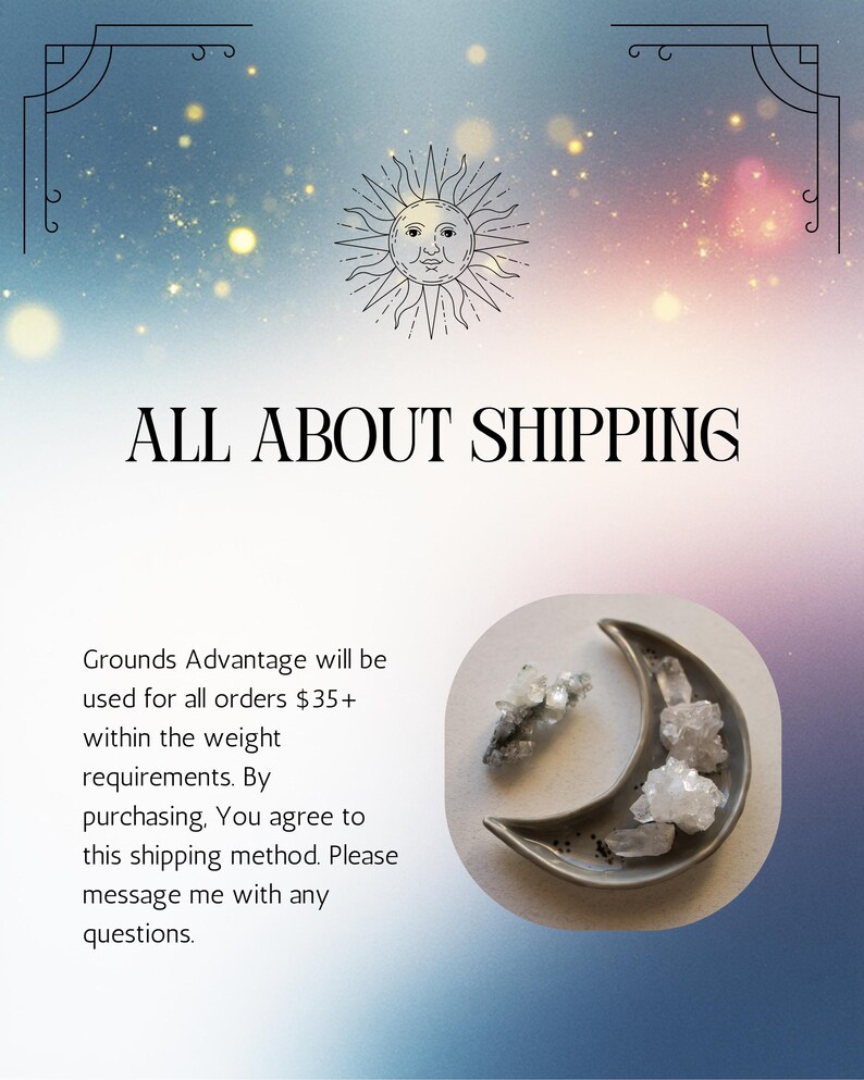 Pu&ograve; includere: Immagine con il testo "ALL ABOUT SHIPPING" e un'illustrazione del sole. Un piatto a forma di mezzaluna contiene cristalli. Lo sfondo ha una sfumatura di blu, rosa e viola con glitter dorati.