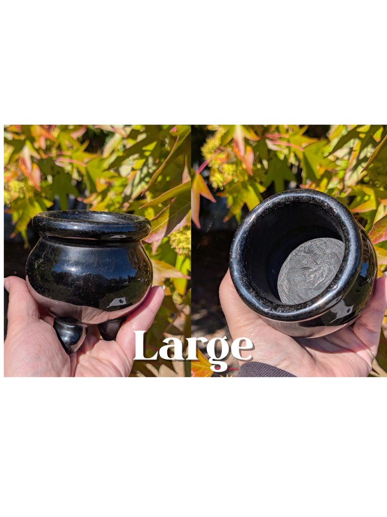 Pu&ograve; includere: Un vaso nero lucido, rotondo, a tre gambe con un bordo largo. Il vaso ha una superficie liscia e riflettente. La parola "Large" &egrave; stampata in bianco sull'immagine. Il vaso &egrave; tenuto in mano da una persona.