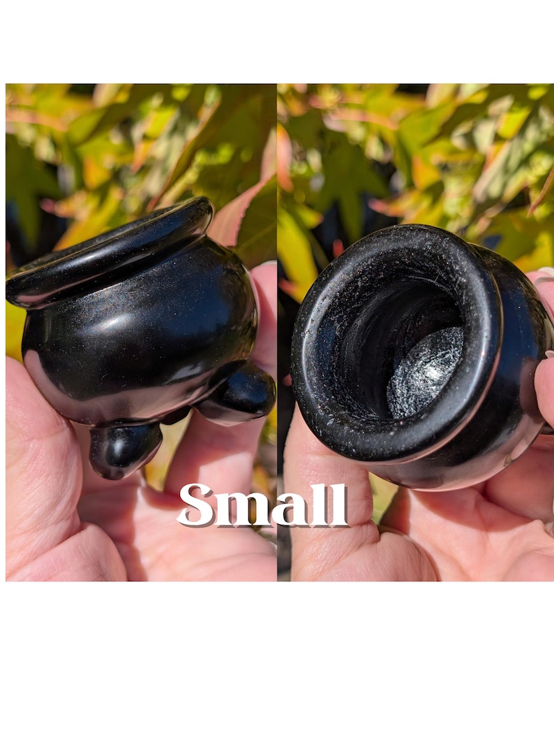 Pu&ograve; includere: Un piccolo oggetto nero a forma di calderone con tre piedini e un manico. Il calderone ha una finitura liscia e lucida ed &egrave; tenuto tra le mani di una persona. La parola "Small" &egrave; scritta in bianco.