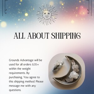 Może przedstawiać: Grafika o tematyce niebiańskiej z tekstem "ALL ABOUT SHIPPING". Obraz zawiera ilustrację słońca i naczynie w kształcie p&oacute;łksiężyca z kryształami. Tło ma gradient niebieskiego, r&oacute;żowego i złotego.