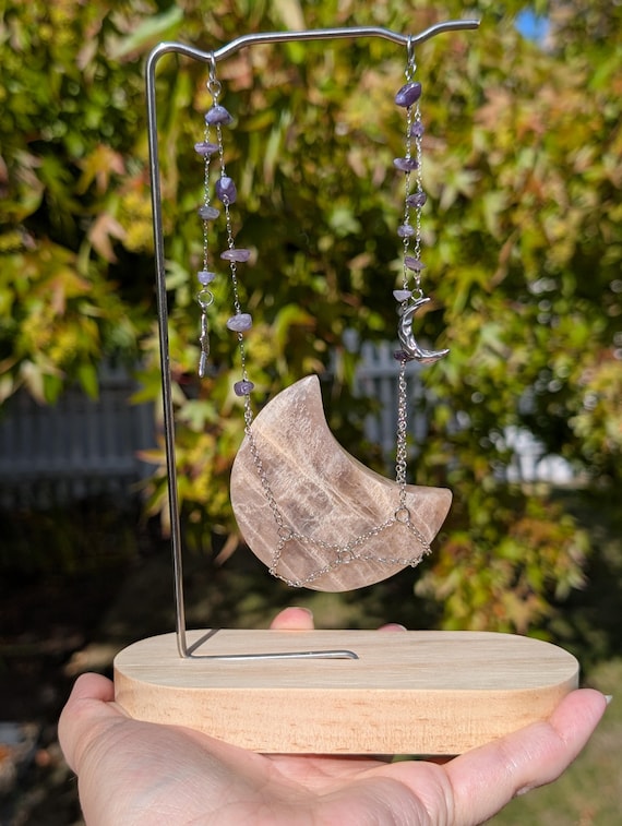 Crystal Display Stand – Wooden Base, Silver Metal Frame & Chain