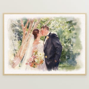 Puede incluir: Pintura a la acuarela de una pareja de recién casados besándose bajo un árbol. La novia lleva un vestido blanco y un velo, sosteniendo un ramo de flores. El novio lleva un traje negro. La obra está enmarcada.