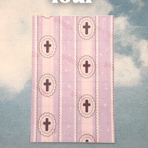 Puede incluir: Una tarjeta rectangular con un patr&oacute;n de rayas moradas claras y blancas. La tarjeta presenta dise&ntilde;os de cruces repetidos dentro de c&iacute;rculos festoneados. La palabra "four" est&aacute; impresa en blanco en la parte superior. El fondo es azul cielo.