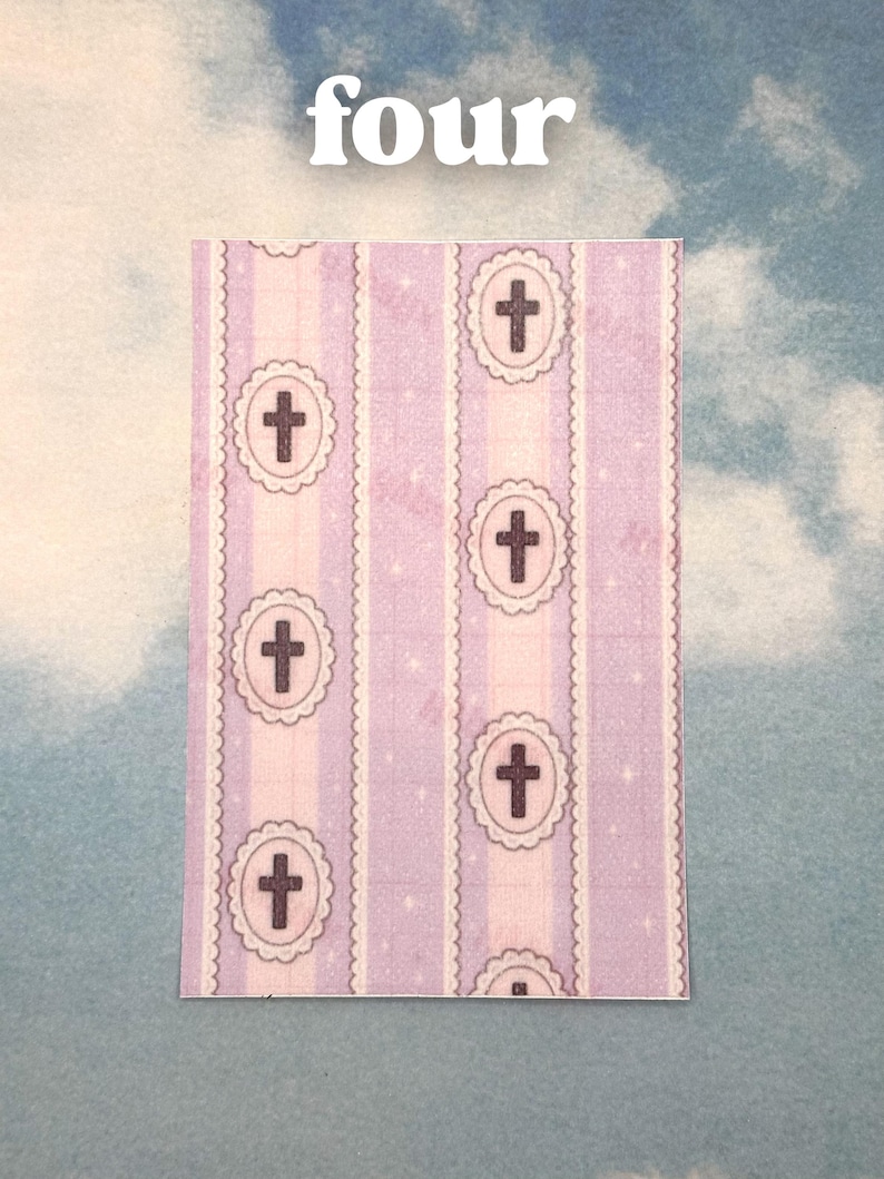 Puede incluir: Una tarjeta rectangular con un patr&oacute;n de rayas moradas claras y blancas. La tarjeta presenta dise&ntilde;os de cruces repetidos dentro de c&iacute;rculos festoneados. La palabra "four" est&aacute; impresa en blanco en la parte superior. El fondo es azul cielo.