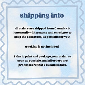 Puede incluir: Fondo azul claro con un borde decorativo y el texto "shipping info". El texto explica que los pedidos se env&iacute;an desde Canad&aacute; por correo postal para mantener bajos los costos, sin seguimiento, y se procesan en 5 d&iacute;as h&aacute;biles.