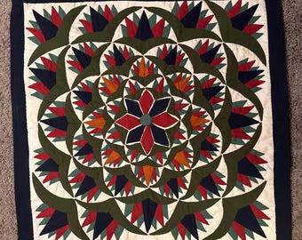 Funda de cojín de suelo egipcia hecha a mano con apliques (diseño floral en negro, verde oscuro y granate)