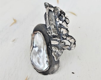 Oxidized pearl ring, big ring, organic Brutalist silver ring, Wabi Sabi jewelry, contemporary artisan jewelry, baroque pearl jewelry