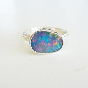 Opal ring, October Birthstone Opal jewelry, minimalist ring design, Silver solid opal ring, Multicolor jewelry, Lavender red green opal ring