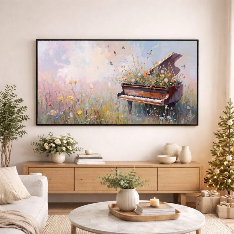 Puede incluir: Una obra de arte enmarcada representa un piano de cola en un campo de flores silvestres. El piano es marr&oacute;n con un teclado detallado, y flores y mariposas lo rodean. El fondo presenta un cielo suave y colorido.